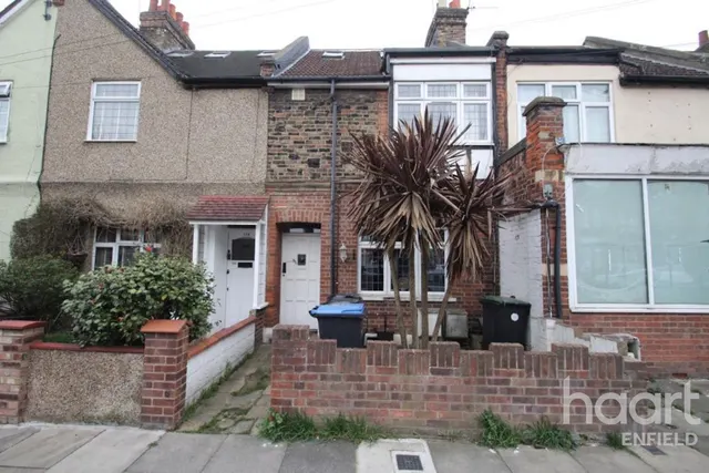Percival Road, EN1, photo 1