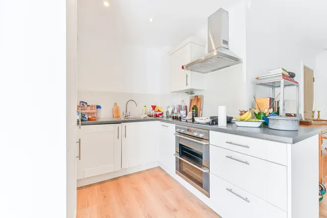 Photo 3 — 17 St Catherines Close, London