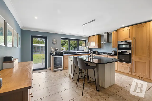 Photo 2 — Holden Way, Upminster, RM14