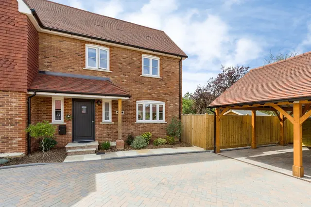 Barnfield Shaw, Wisborough Green, Billingshurst, photo 1