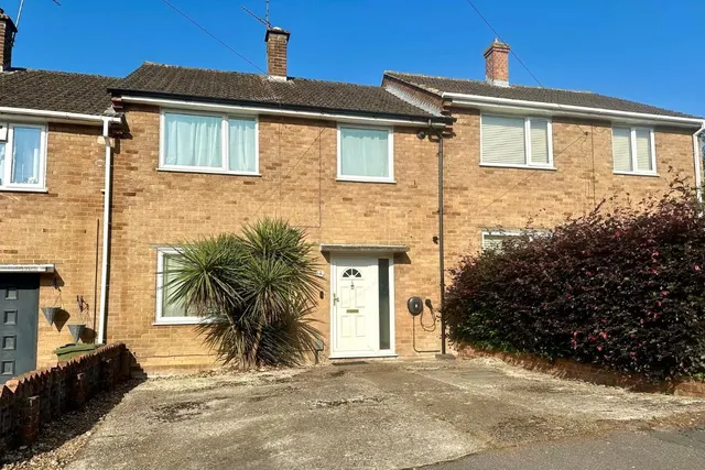 Miles Road, Ash, Guildford, Surrey, GU12 6AU, photo 1