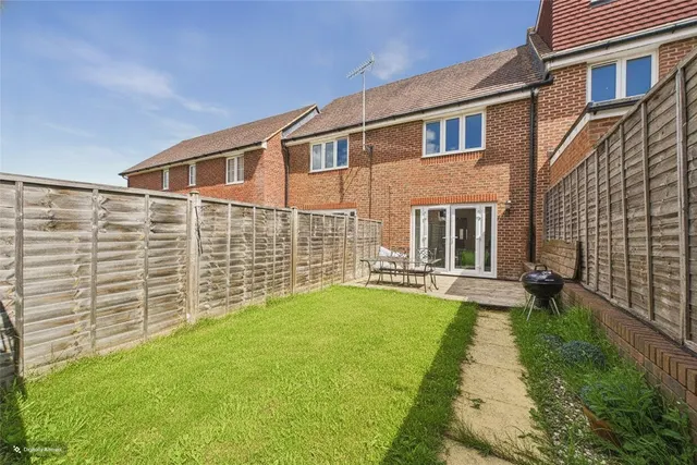 Gomer Road, Bagshot, GU19, photo 2
