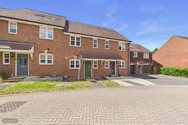 Gomer Road, Bagshot, GU19, photo 1