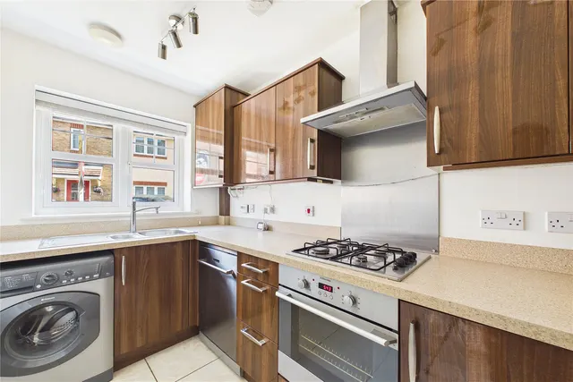 Gomer Road, Bagshot, GU19, photo 3