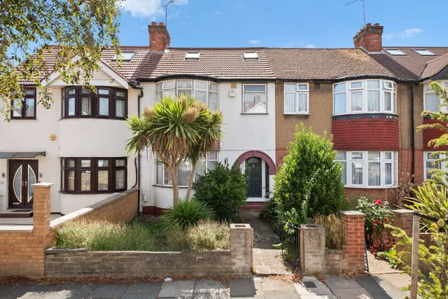 Whitton Avenue West, Greenford, UB6, photo 1