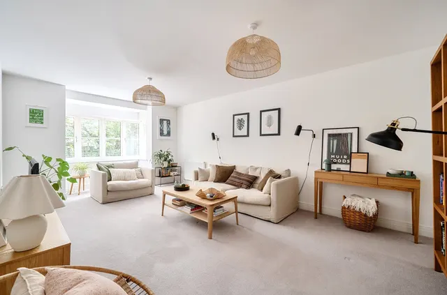 Photo 3 — Unwin Close, Hook, Hampshire, RG27 9FL