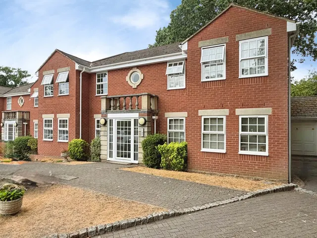 Raleigh Way, Frimley, Camberley, Surrey, GU16 8RH, photo 1