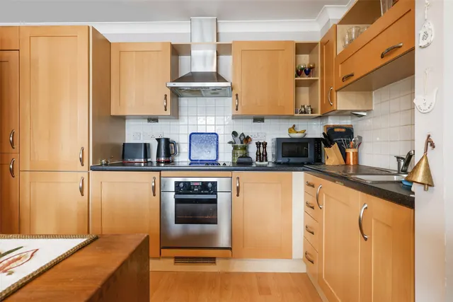 Lyons Court, Dorking, RH4, photo 3