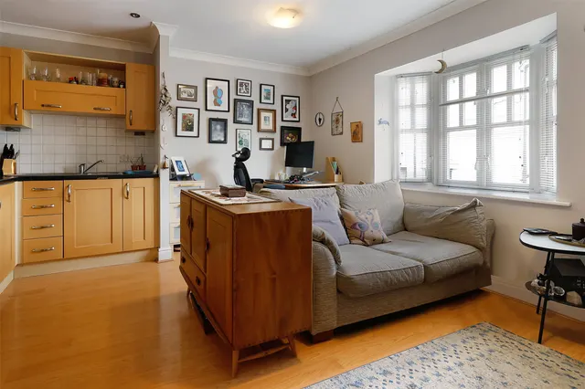 Lyons Court, Dorking, RH4, photo 2