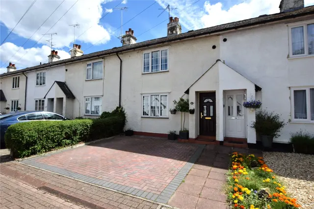 Pinehurst Avenue, Farnborough, Hampshire, GU14 7LJ, photo 1