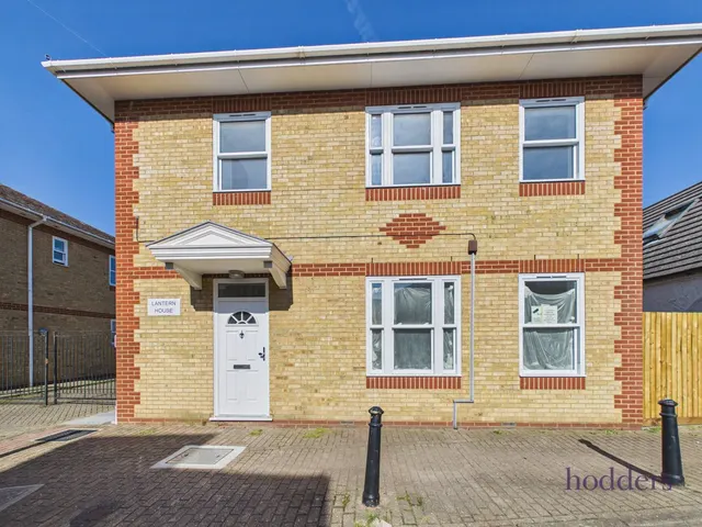 Lantern House, Chertsey, KT16, photo 2