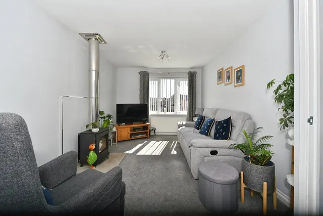 Photo 3 — Hawthorn Avenue, Waterthorpe, Sheffield, S20