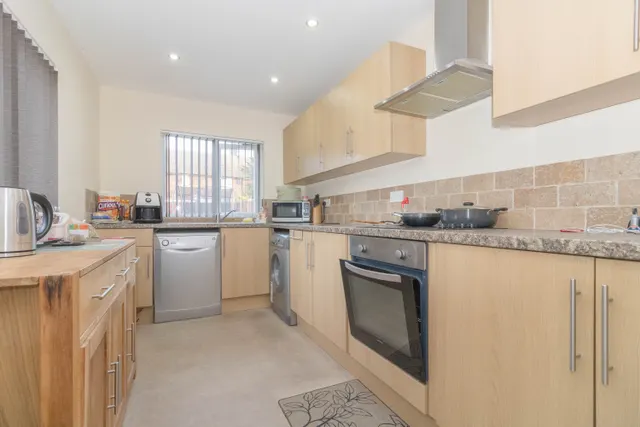 Photo 3 — Rochford Garden Way, Rochford