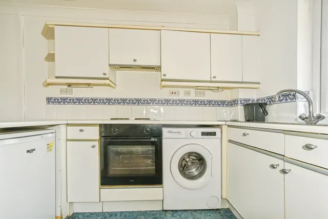 Photo 3 — Pritchard Close, Swindon