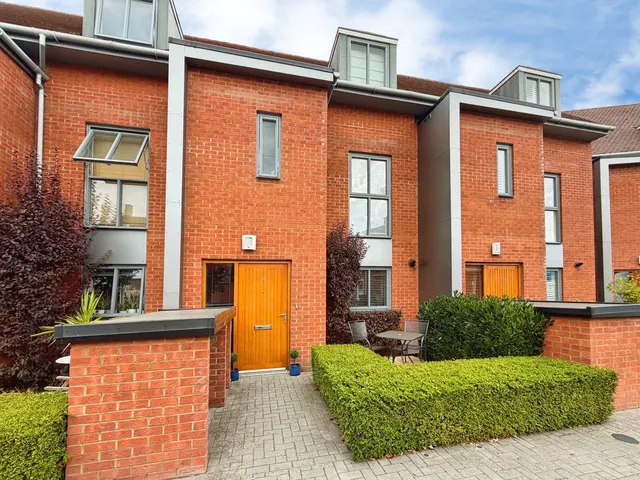 Chancellor Drive, Frimley, Surrey, GU16 7AN, photo 1