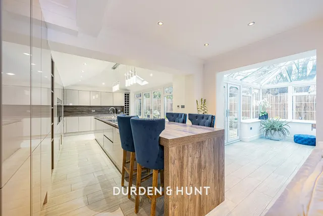 Gainsborough Place, Chigwell, IG7, photo 3