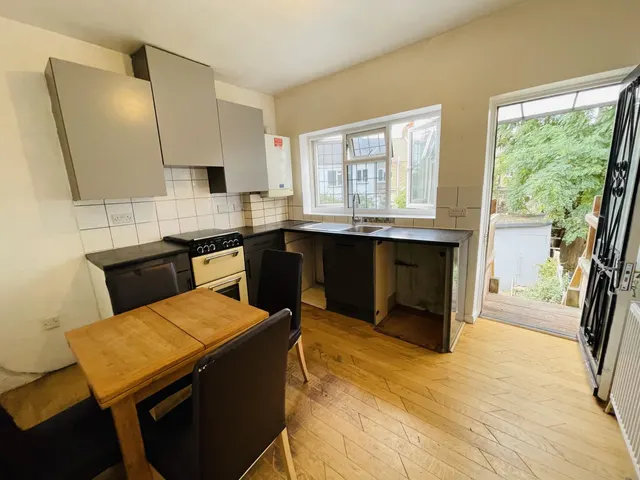 Grove Green Road, London, E11, photo 3