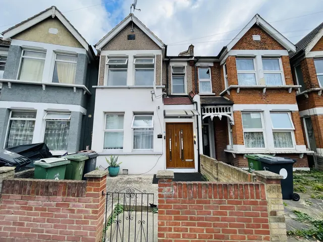 Grove Green Road, London, E11, photo 1