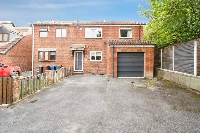 Stonegarth Close, Cudworth, Barnsley, photo 1