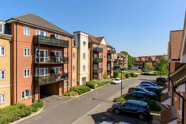 Alderson Grove Hersham, Walton-On-Thames KT12 5EG, photo 1