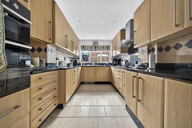Orchard Close, West End, GU24, photo 2