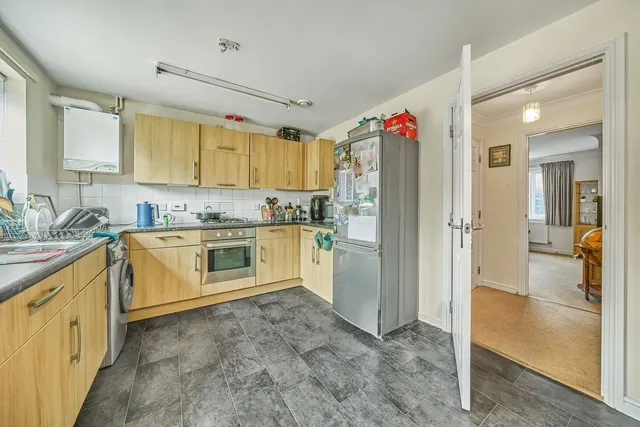 St Michaels Road, Ashford, TW15, photo 2