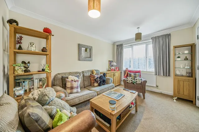 St Michaels Road, Ashford, TW15, photo 3