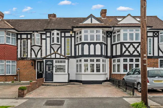 Kingsbridge Road, Morden SM4 4PZ, photo 1