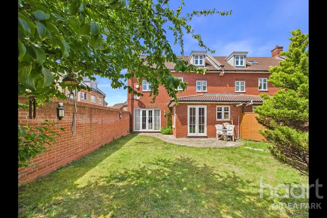 Oxford Close, Academy Fields Estate, RM2, photo 2