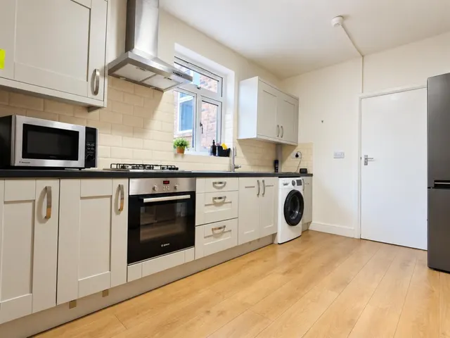 Romford Road, Stratford, E15, photo 3