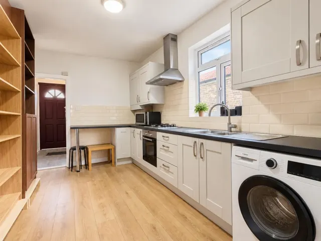 Romford Road, Stratford, E15, photo 2