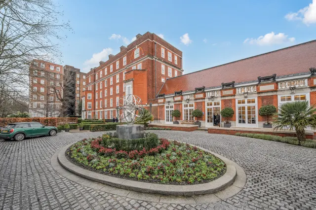 Duchess Of Bedfords Walk, London, W8, photo 1