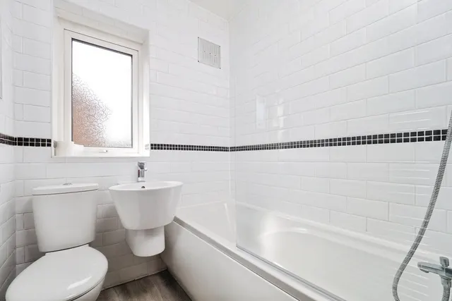 Photo 3 — Fernwood Crescent, Wollaton, Nottingham, NG8