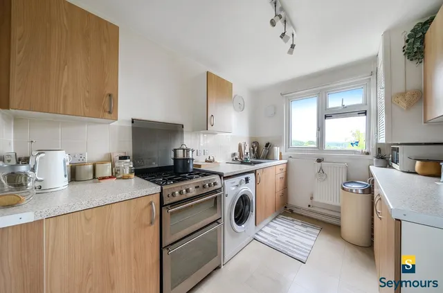 Park Barn Drive, Guildford, GU2, photo 3