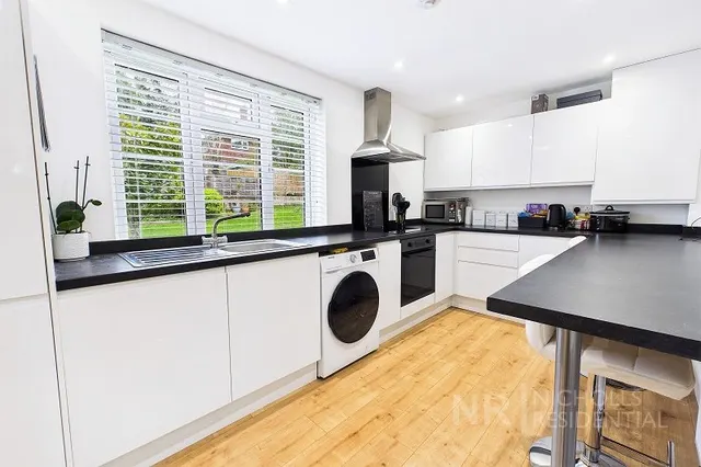 Hook Road, Surbiton, KT6, photo 1