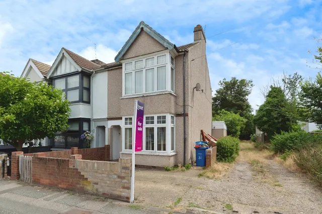 Brentwood Road, Grays, Essex, RM16, photo 1