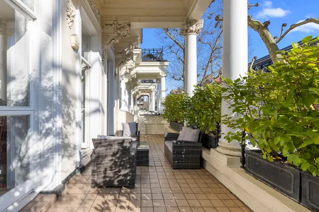 Photo 2 — Queen's Gate, Kensington, London