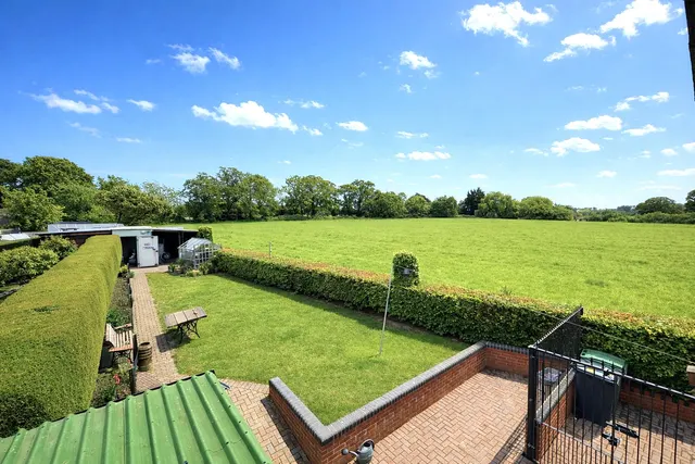 Photo 3 — Goddards Close, Sherfield-on-Loddon, Hook, Hampshire, RG27 0EG