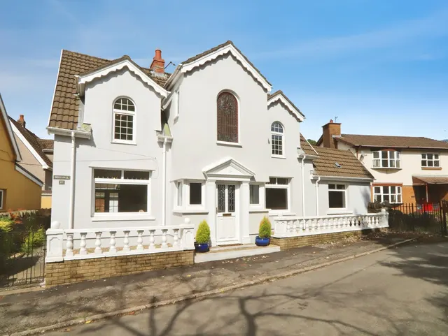 Woodland Crescent, Abercynon, Mountain Ash, photo 1