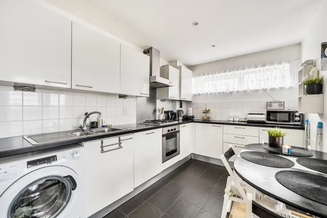Photo 2 — Flat 12, Solar House, 37 Station Road, London