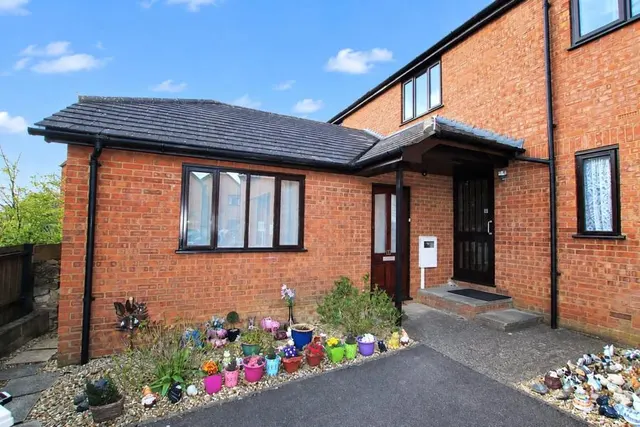 Canada Court, Goose Green, NN13, photo 1