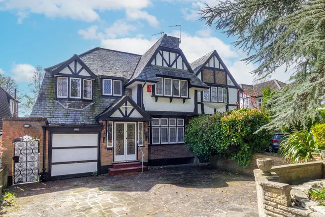 Canons Drive, Edgware, HA8, photo 1