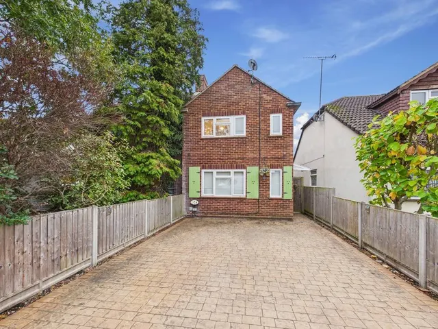 Glenfield Road, Ashford, TW15, photo 1
