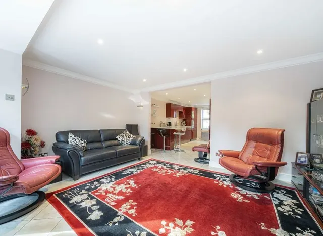 Oxford Row, Sunbury-On-Thames, TW16, photo 3