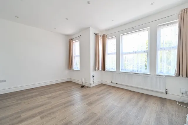 Photo 2 — Flat B, 18 Frome Road, London