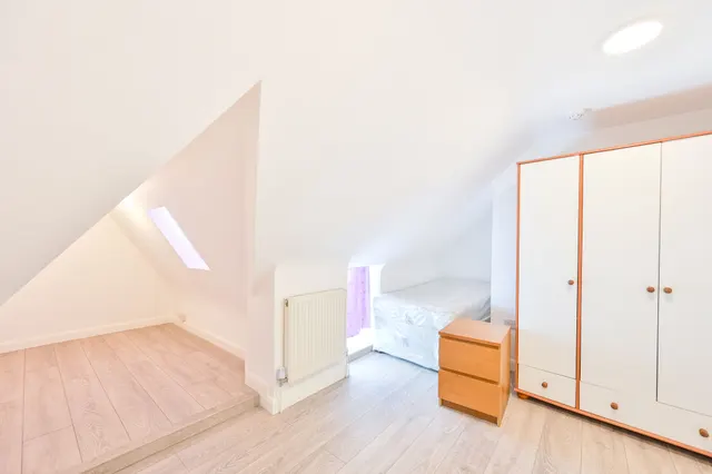 London, NW10, photo 2