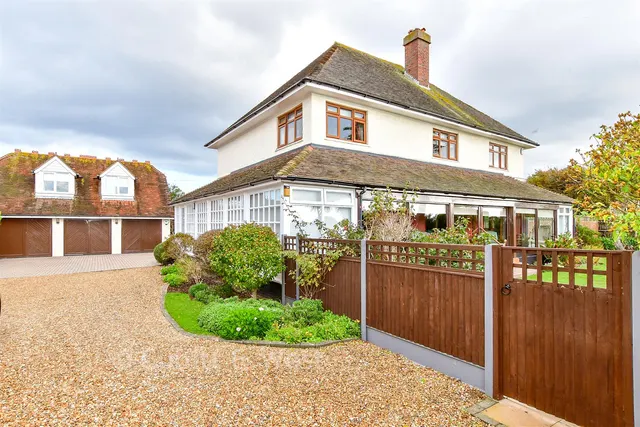 Sea Front, Hayling Island, PO11, photo 1