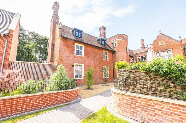 Top Floor Apartment in Drayton, photo 1