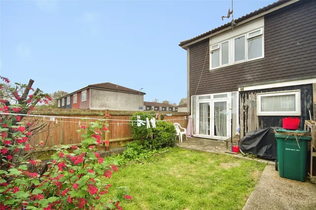 Photo 2 — Meadow Close, BARNET, Hertfordshire, EN5