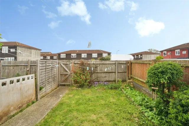 Photo 3 — Meadow Close, BARNET, Hertfordshire, EN5